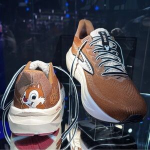 🤎 BROOKS X DISNEY GHOST 17 CHIP ‘N DALE 🐿️